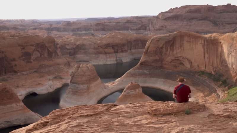 Picture man sit on the rocks