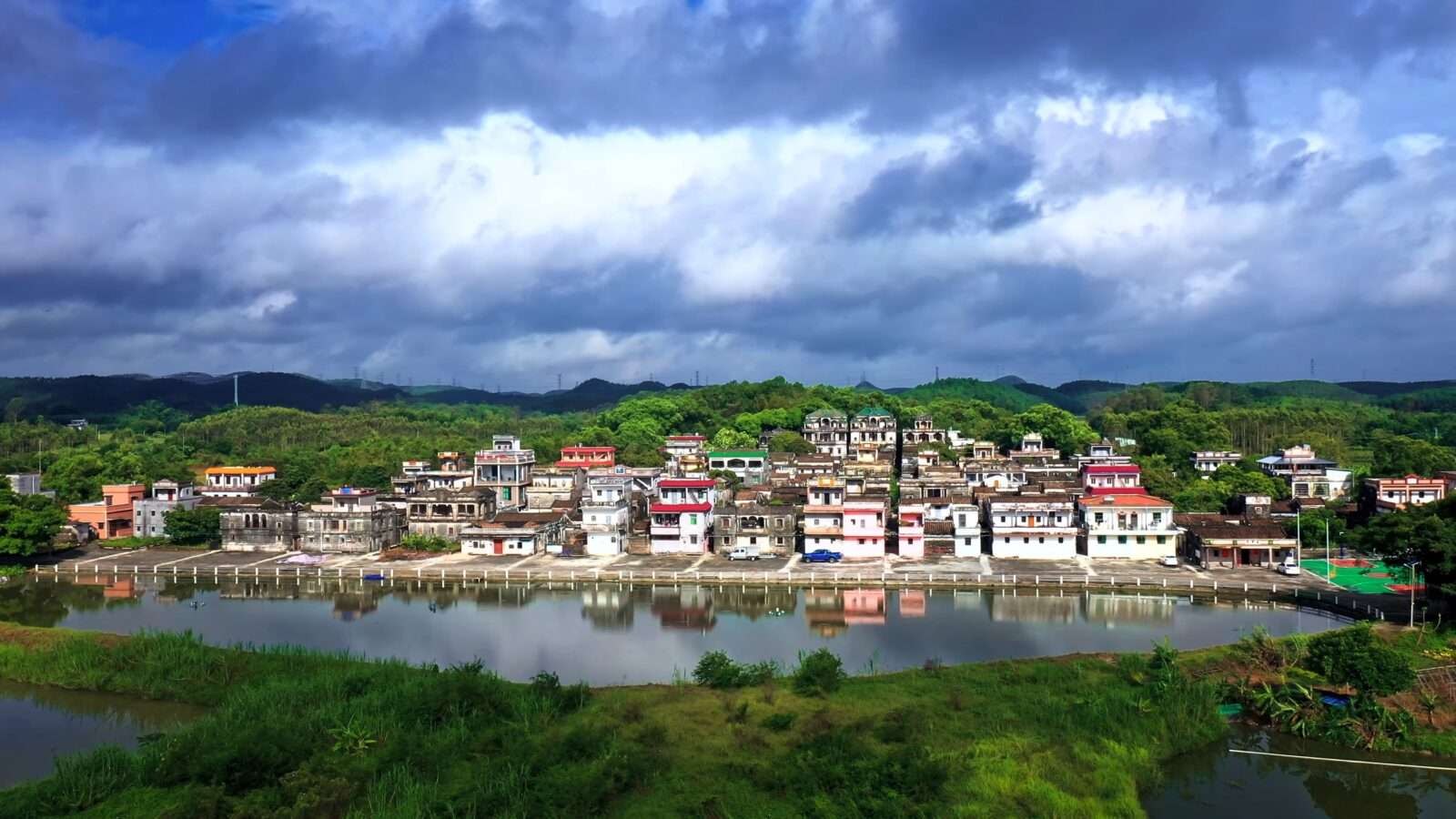 A small town situated on the river bank, which is an epitome of natural beauty and peace, Wonders of the World Pictures.
