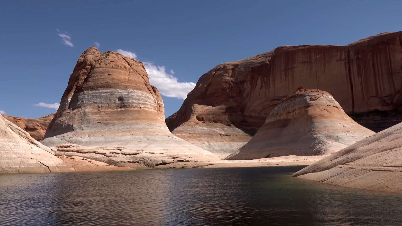 This valley is surrounded by unique formations of water and rocks, which reflect natural beauty, Wonders of the World Pictures.
