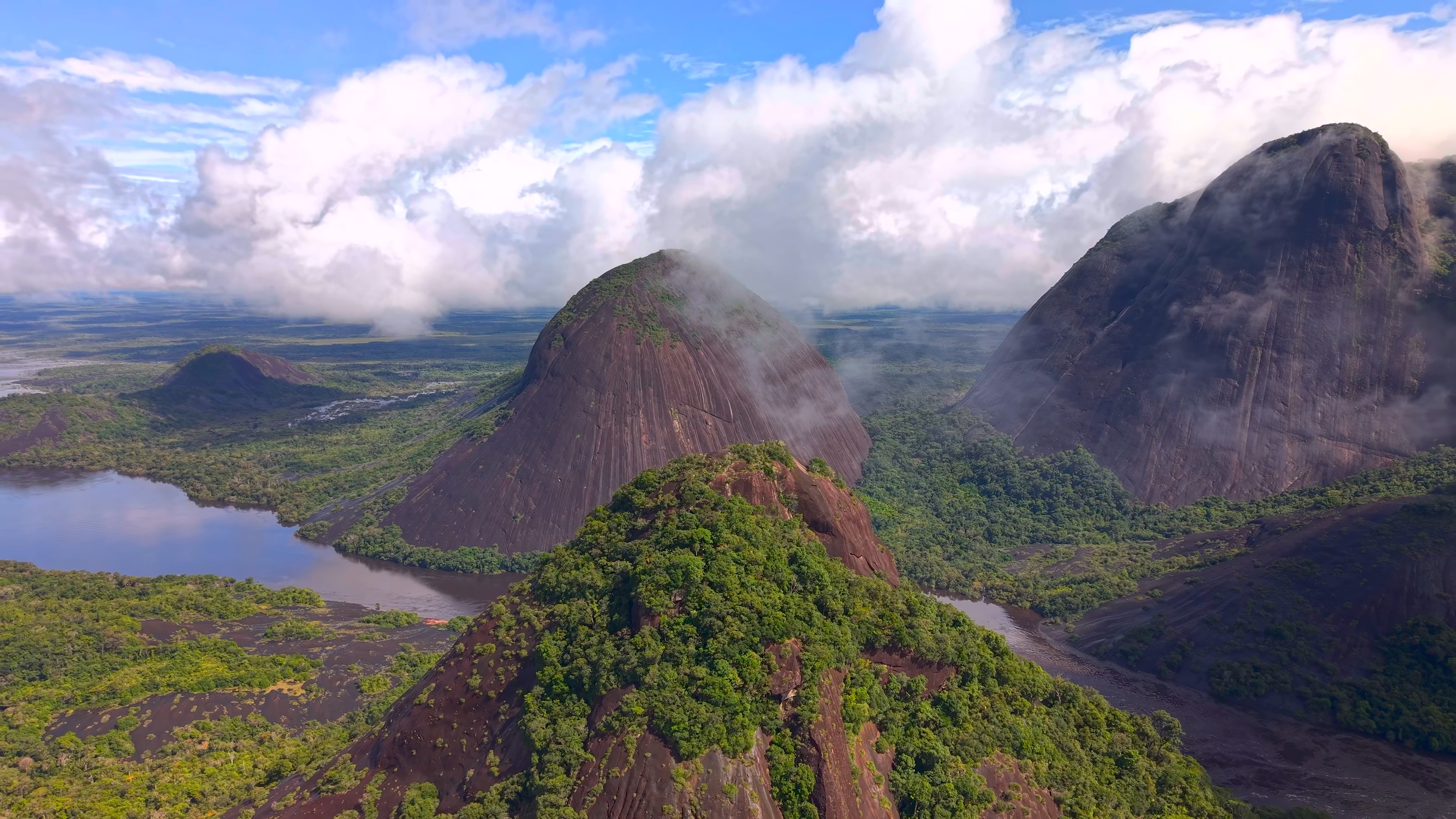 Color Wallpaper 4K mountain and lake scenic view in ultra HD