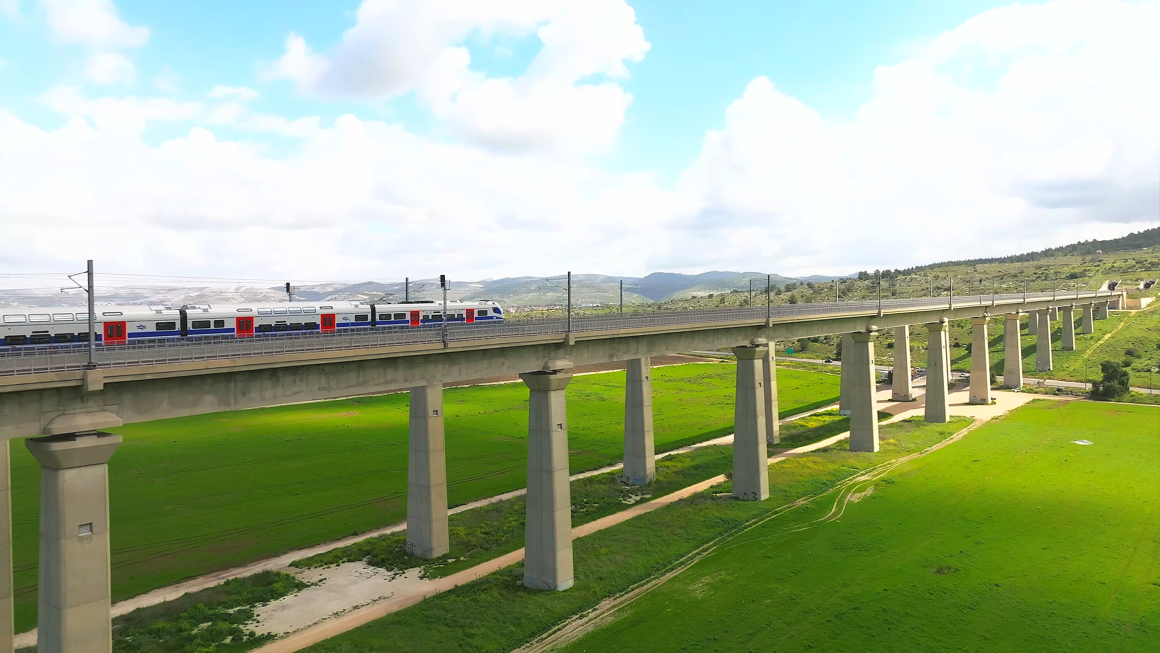 Color Wallpaper 4K train passing through green field bridge